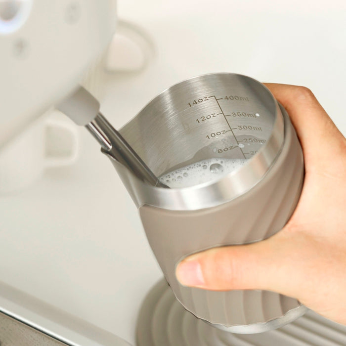 PICHET À MOUSSER 400 ML. TAUPE DANESCO